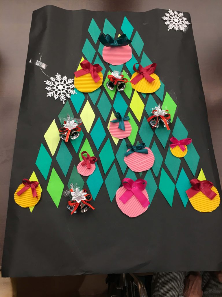 紙で作られたクリスマスツリーの壁画