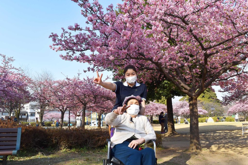 桜を背景に写る女性二人