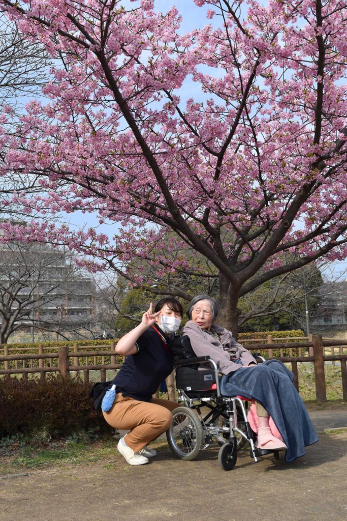 桜と一緒に写る女性二人