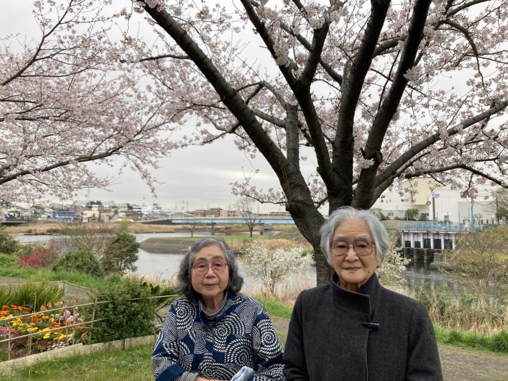 桜と写る2人