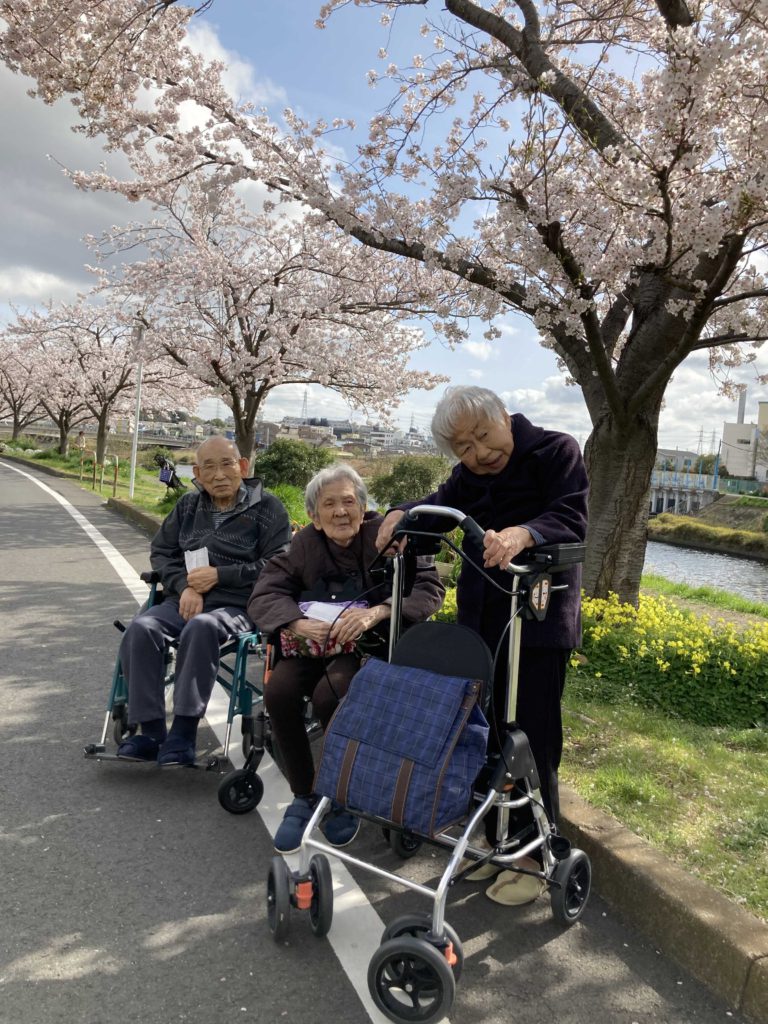 鶴見川の桜と3人の写真