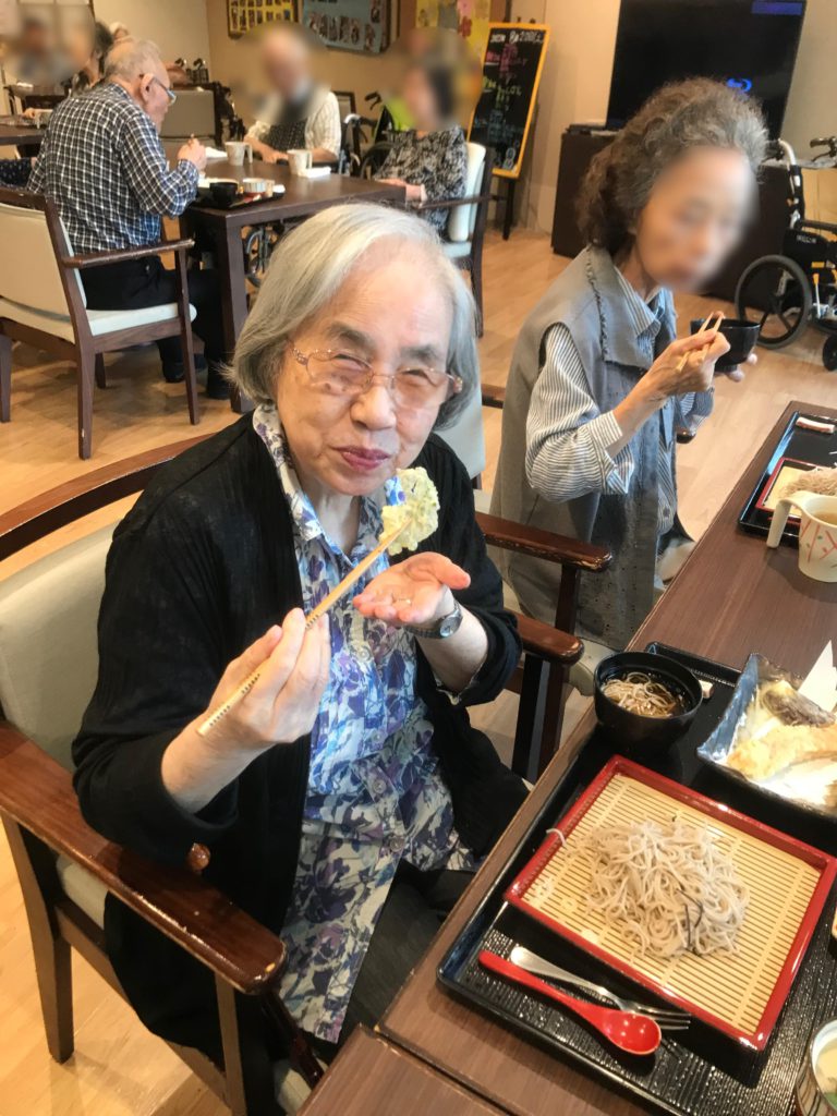 天ぷらを食べる女性