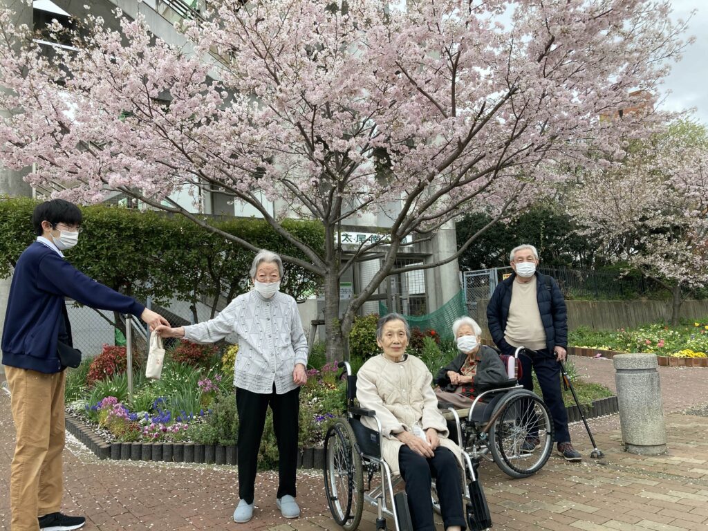 桜と映る四名