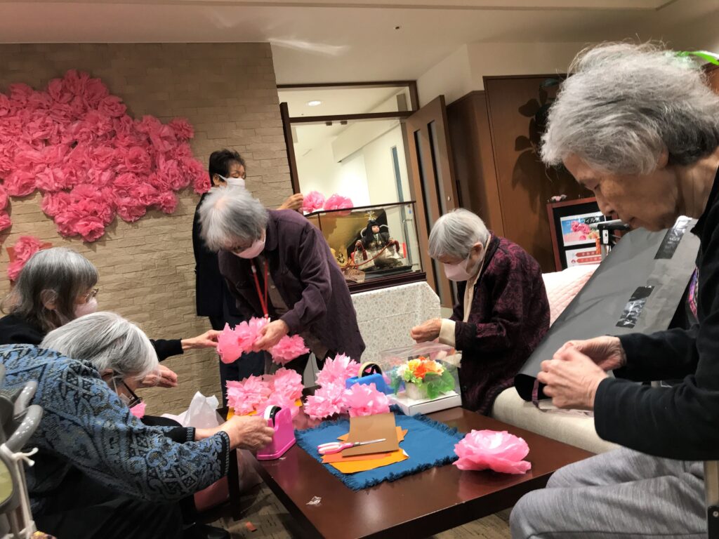 大人数で桜の飾りの制作