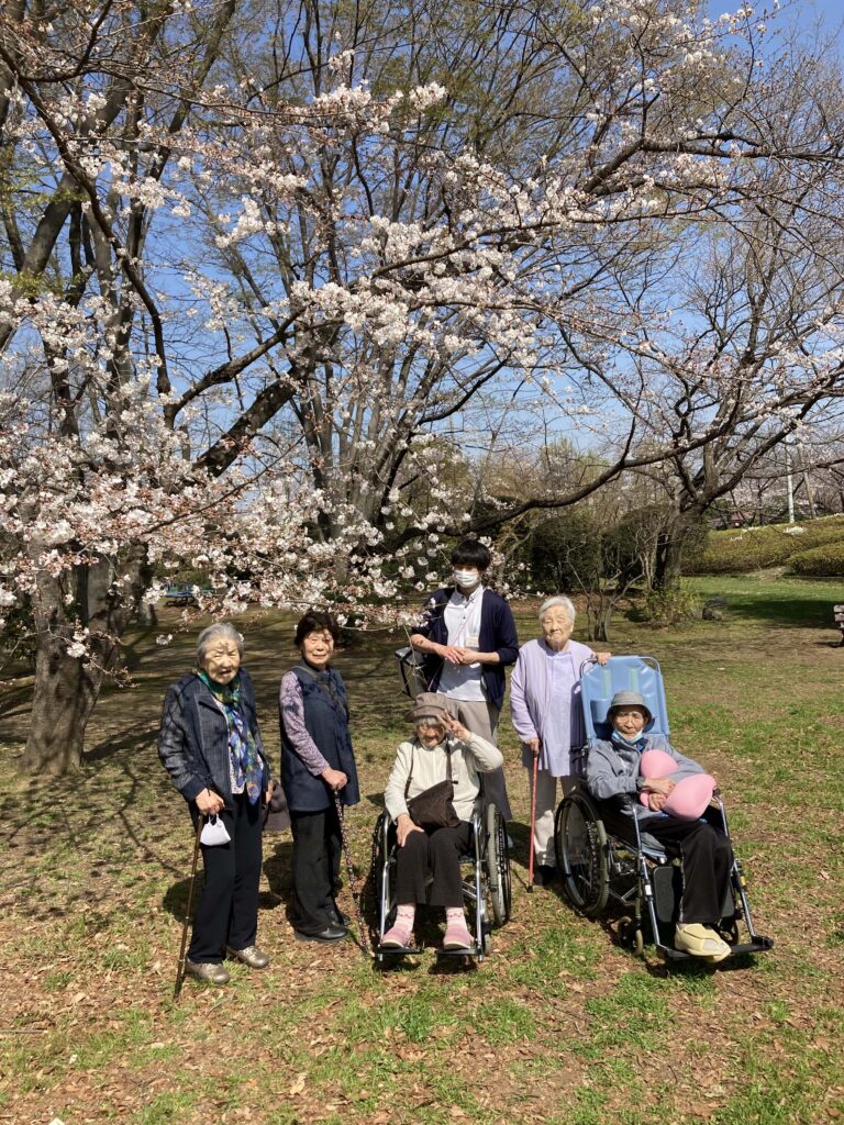 桜の前で記念写真