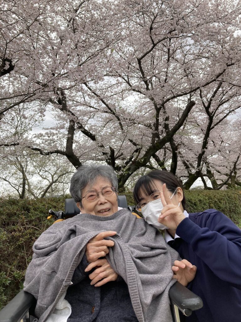 桜と女性二人