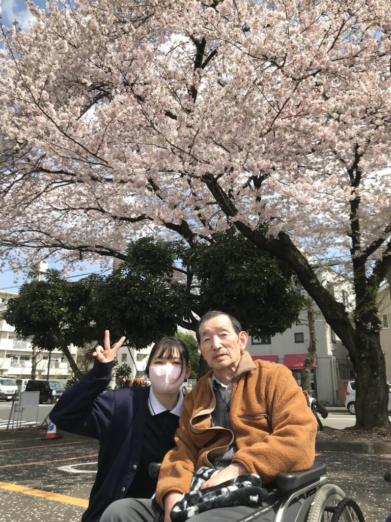 桜と男性と女性スタッフ