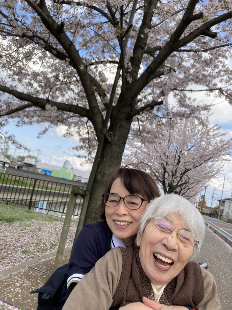 お花見で笑顔の女性二人