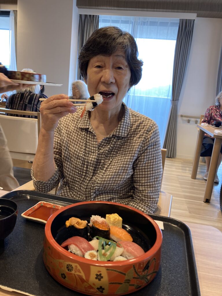 握り寿司を食べる女性
