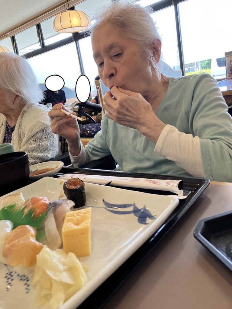 寿司を食べる女性