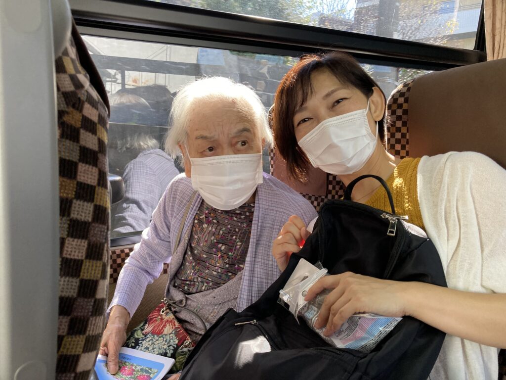 バスに乗る女性二人