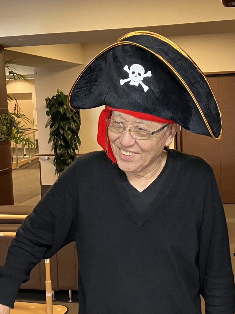海賊の帽子をかぶった男性