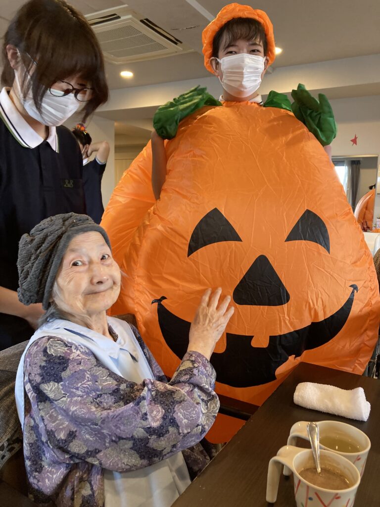 かぼちゃのバルーン仮装と女性