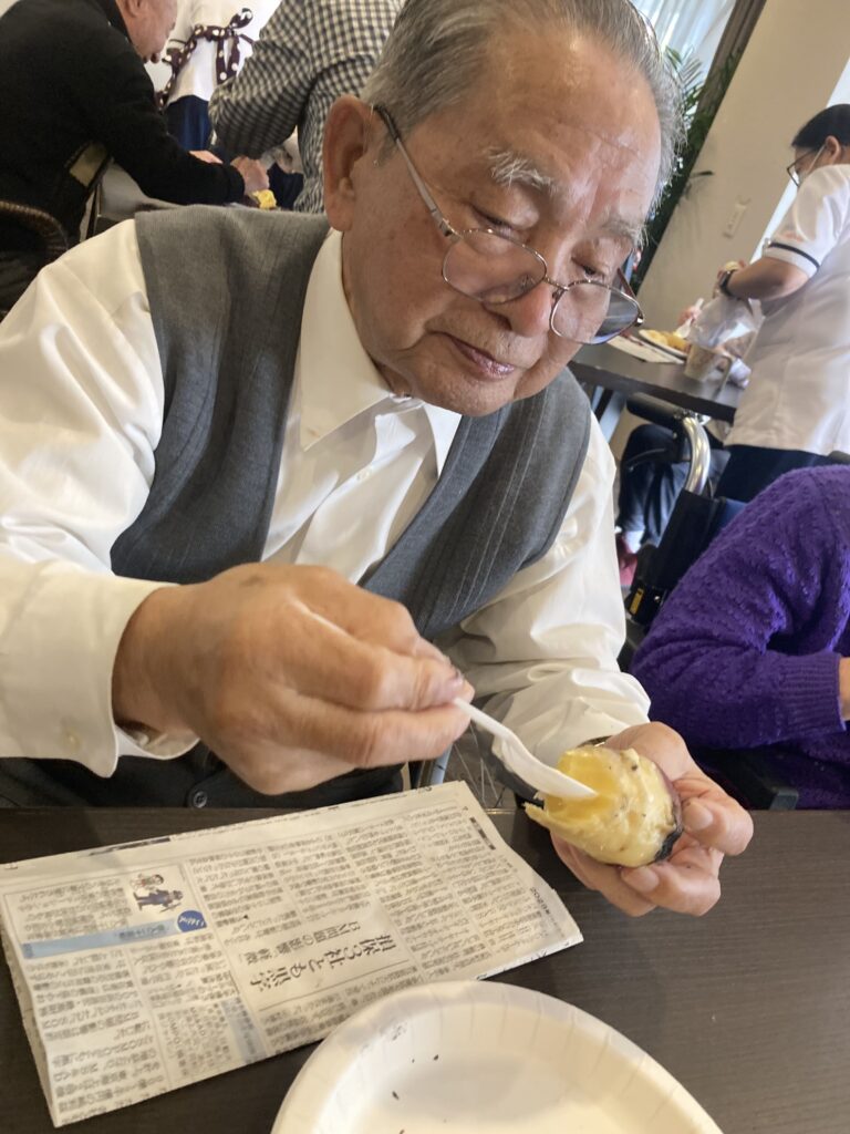 焼き芋を食べる男性