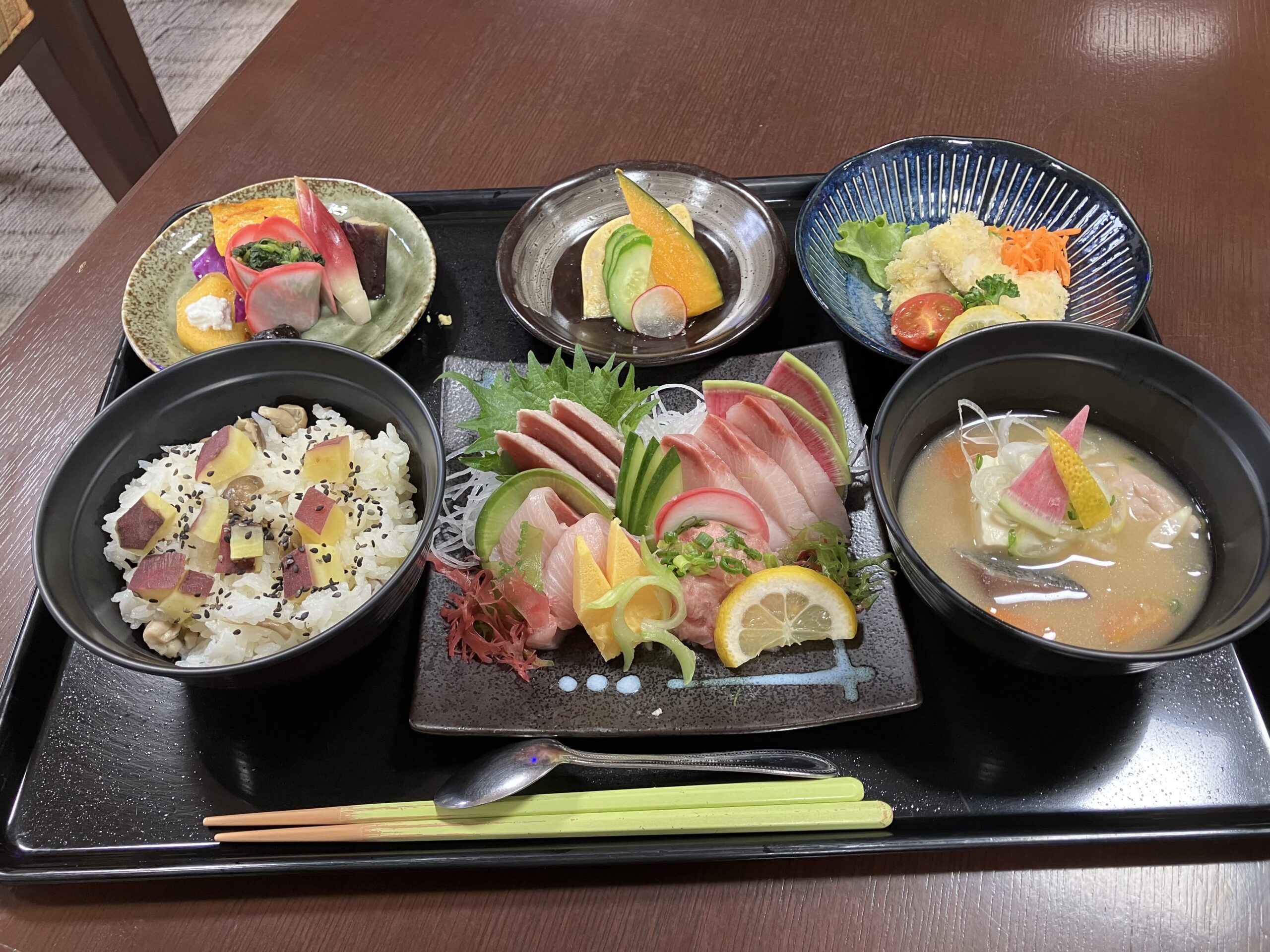 アズハイム横浜いずみ中央】見た目にも美しいブリの刺身定食をお楽しみ