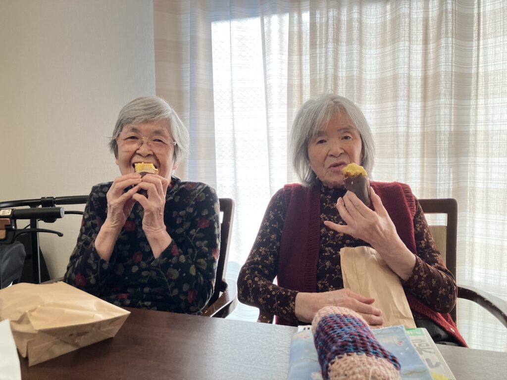 焼き芋を食べる女性二人