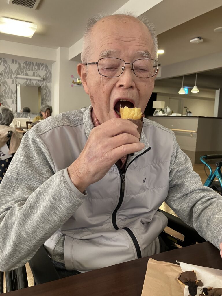 焼き芋を食べる男性