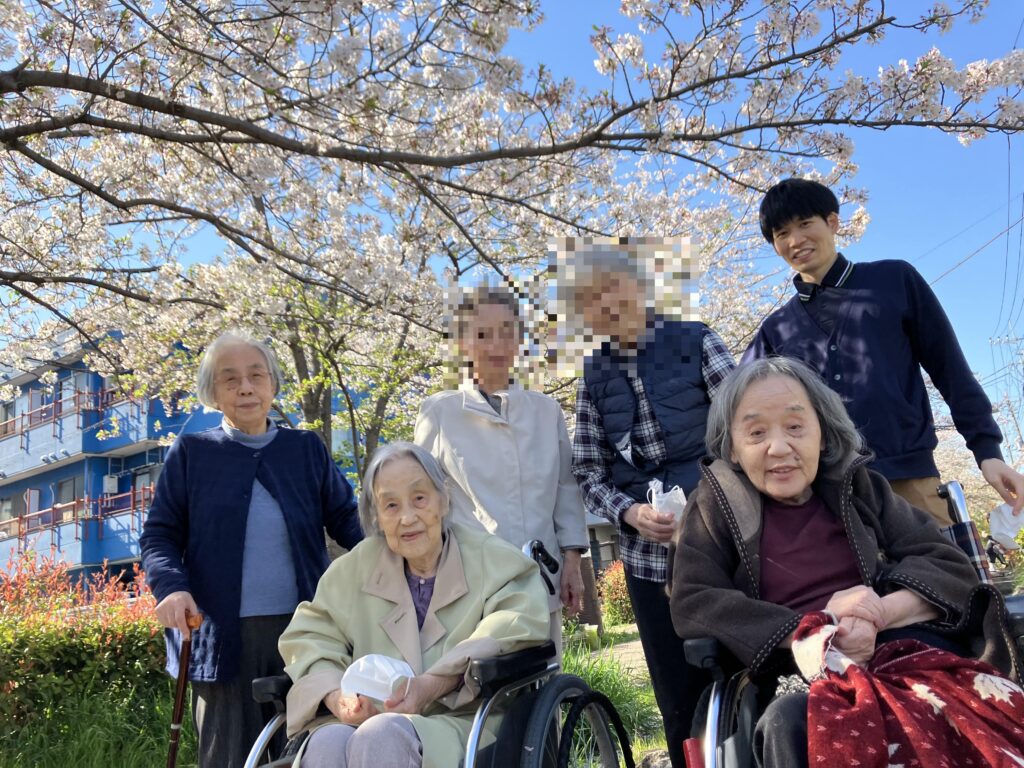 桜の前の６名