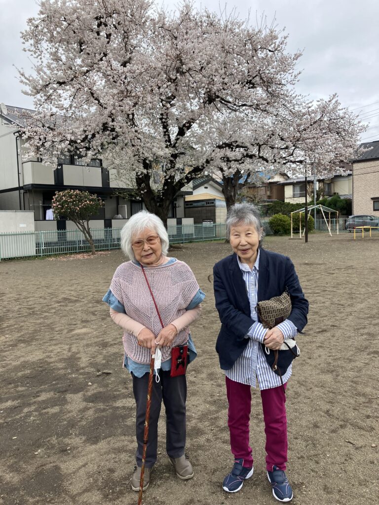 桜と女性二人