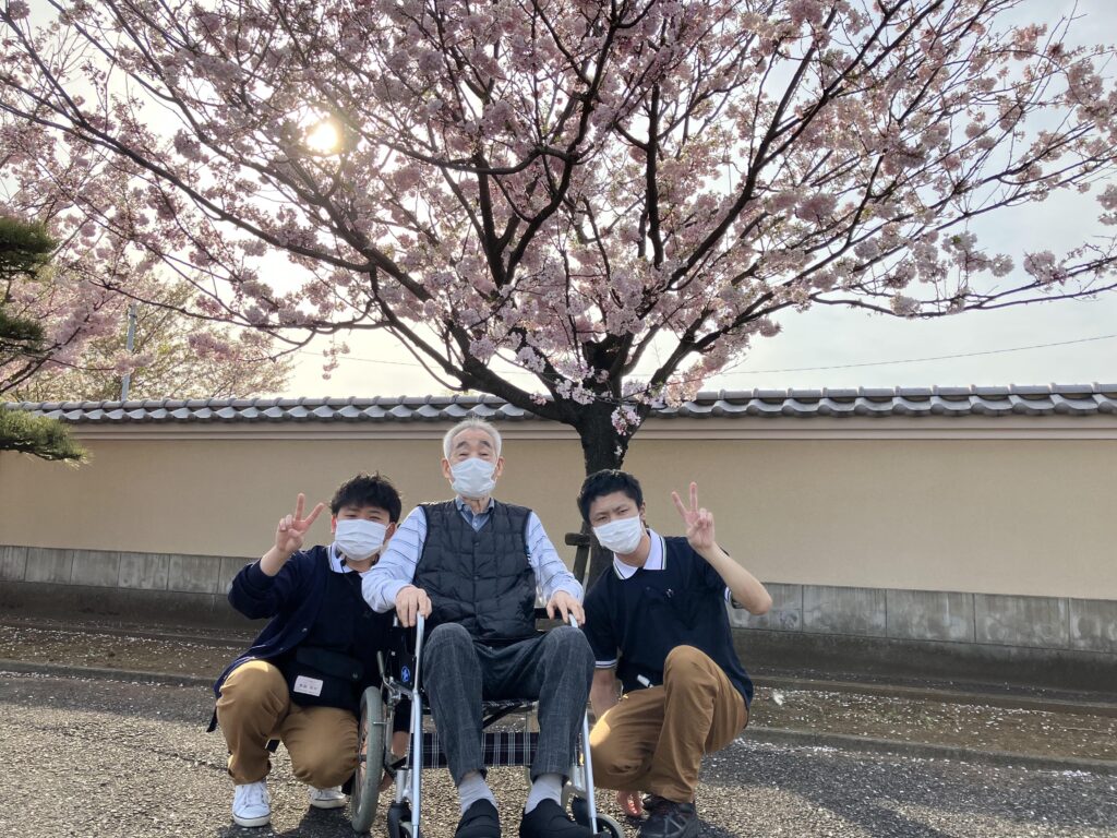 桜と男性３名