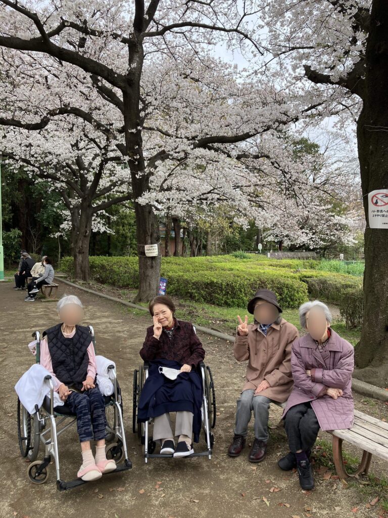 桜と女性４人