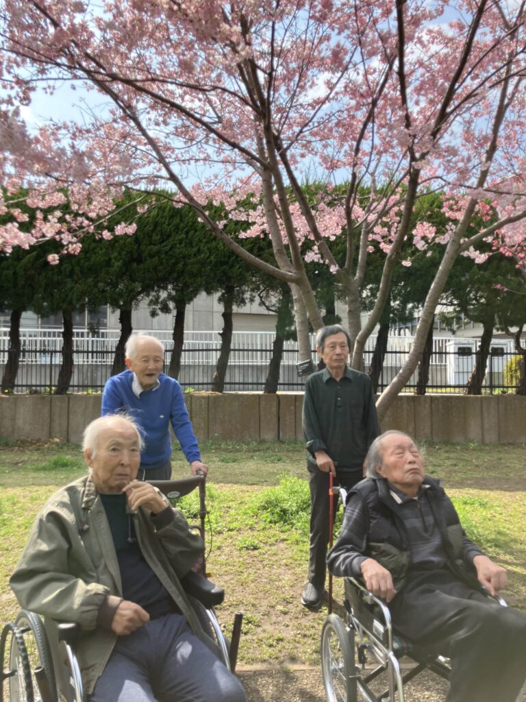 桜の前の男性４人