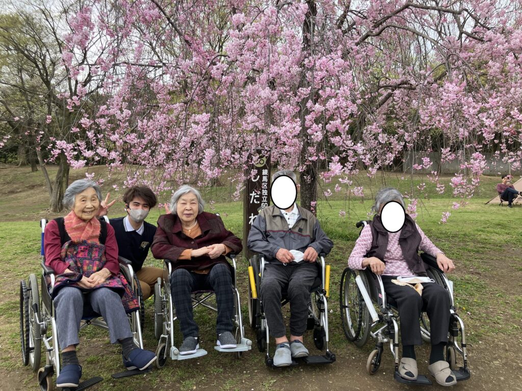 桜の前で集合写真