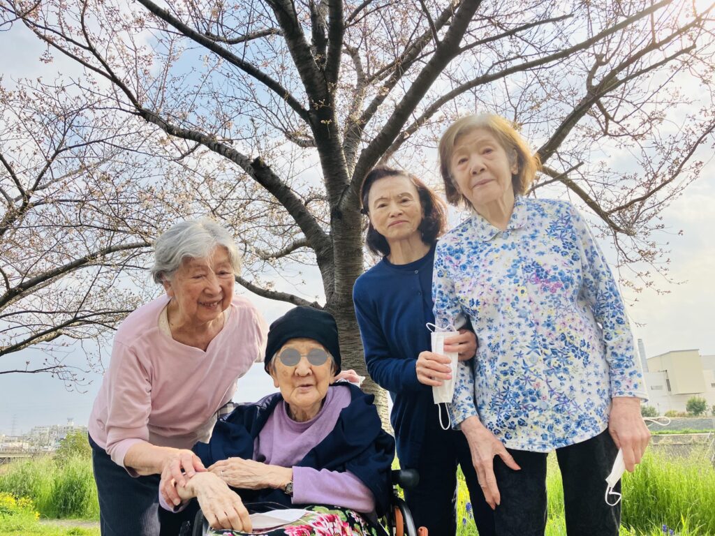 桜の前の女性４人