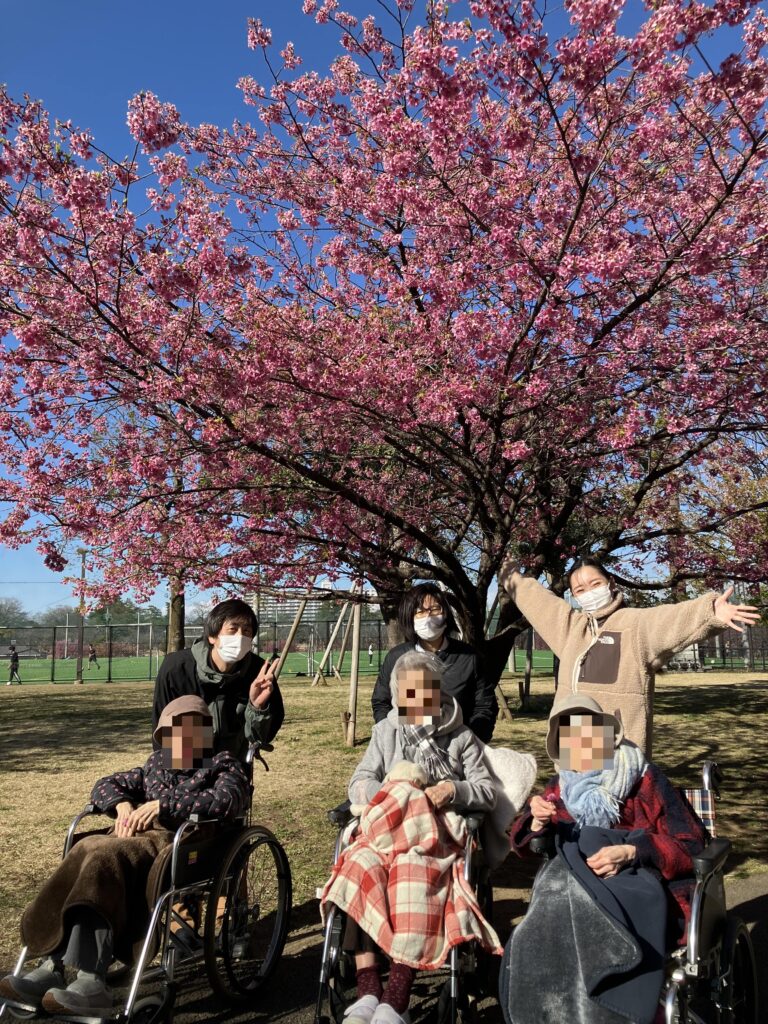 桜の下の集合写真