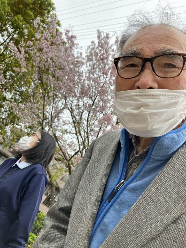 桜と男性アップ写真