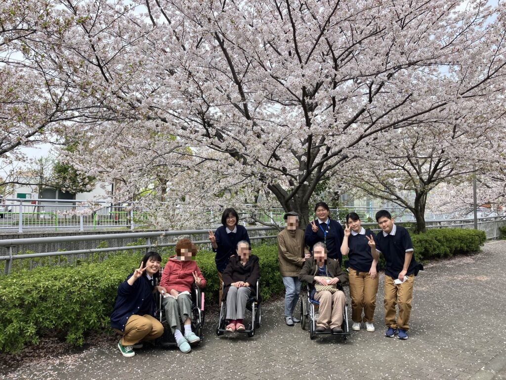 桜の下の集合写真