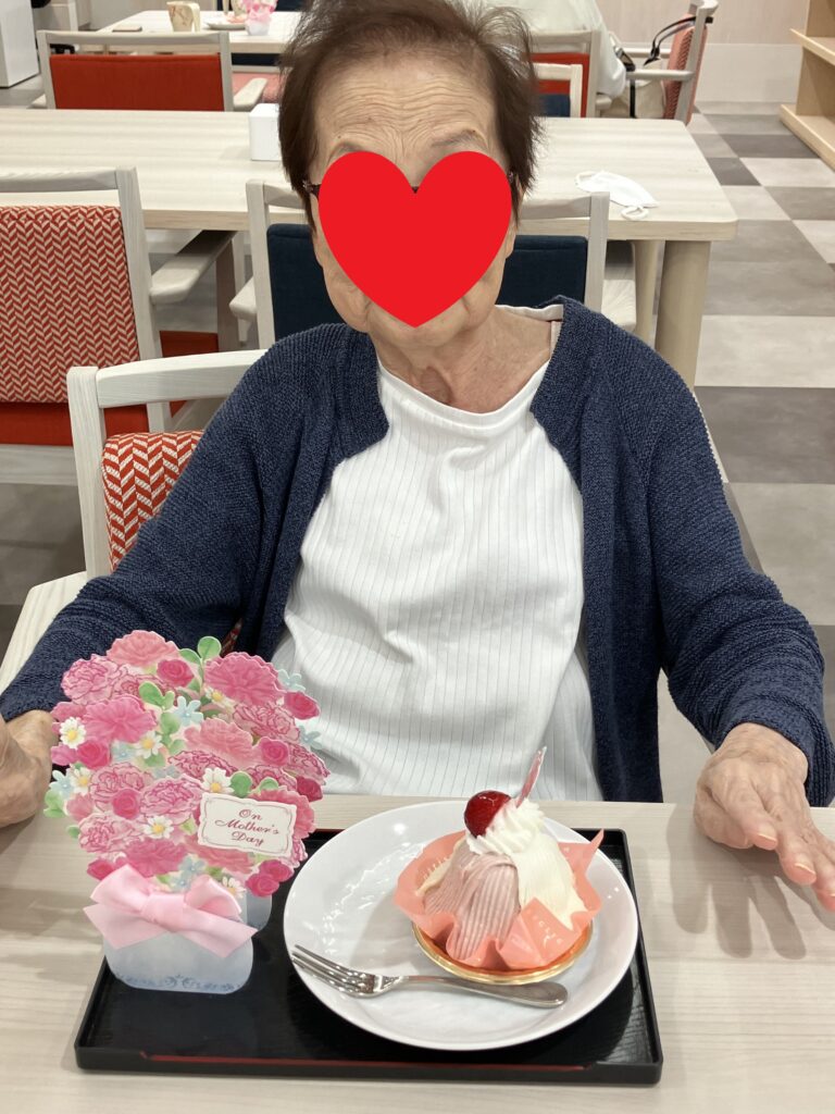 母の日のケーキとプレゼントと女性