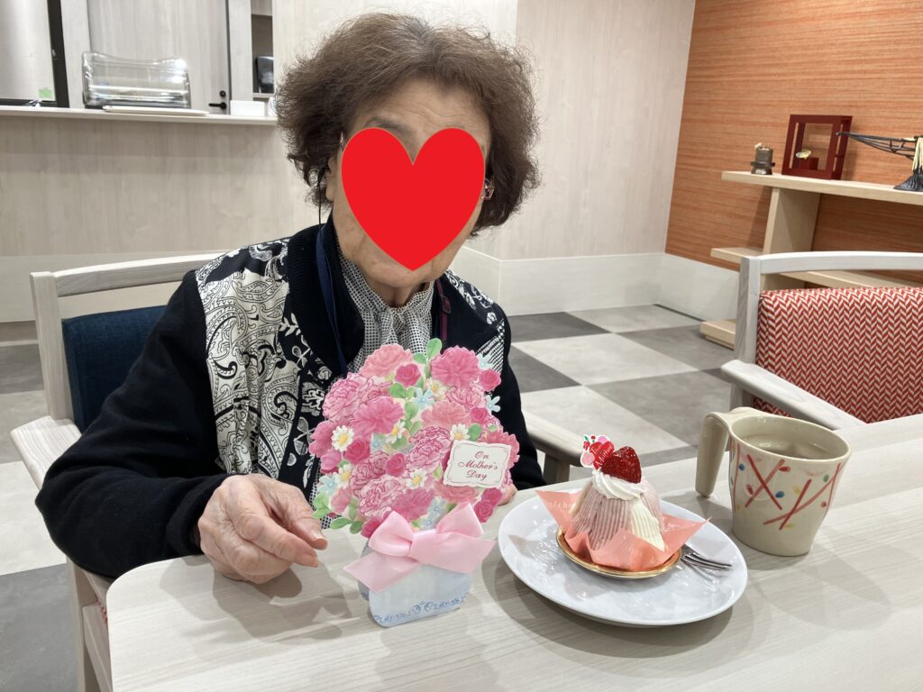 母の日のケーキとプレゼントと女性