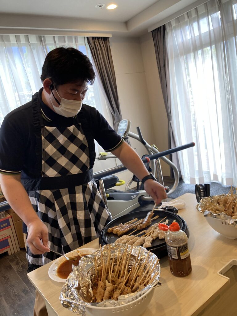 焼き鳥を温める様子