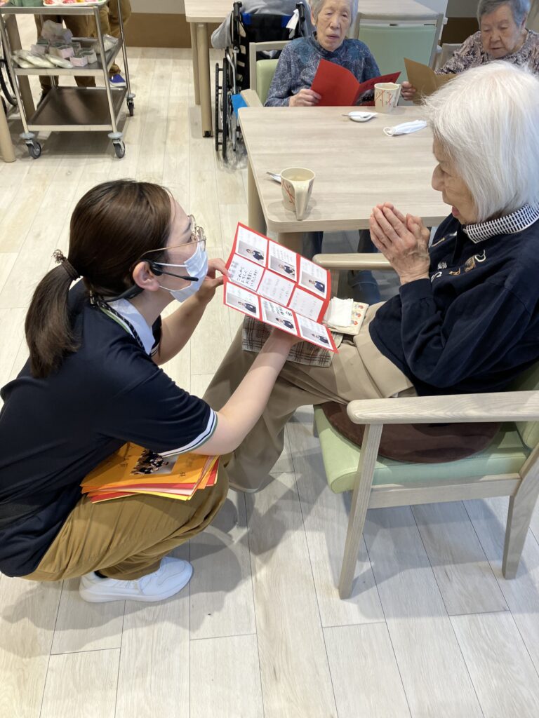 制作物を見せる女性