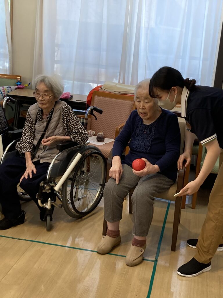 ボッチャボールを持つ女性