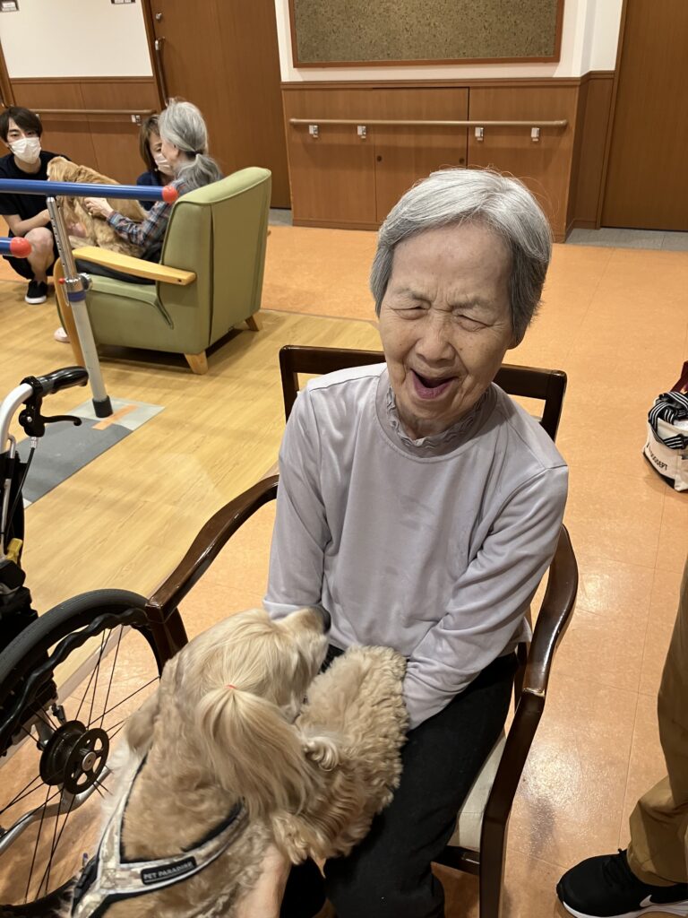 犬と笑顔の女性