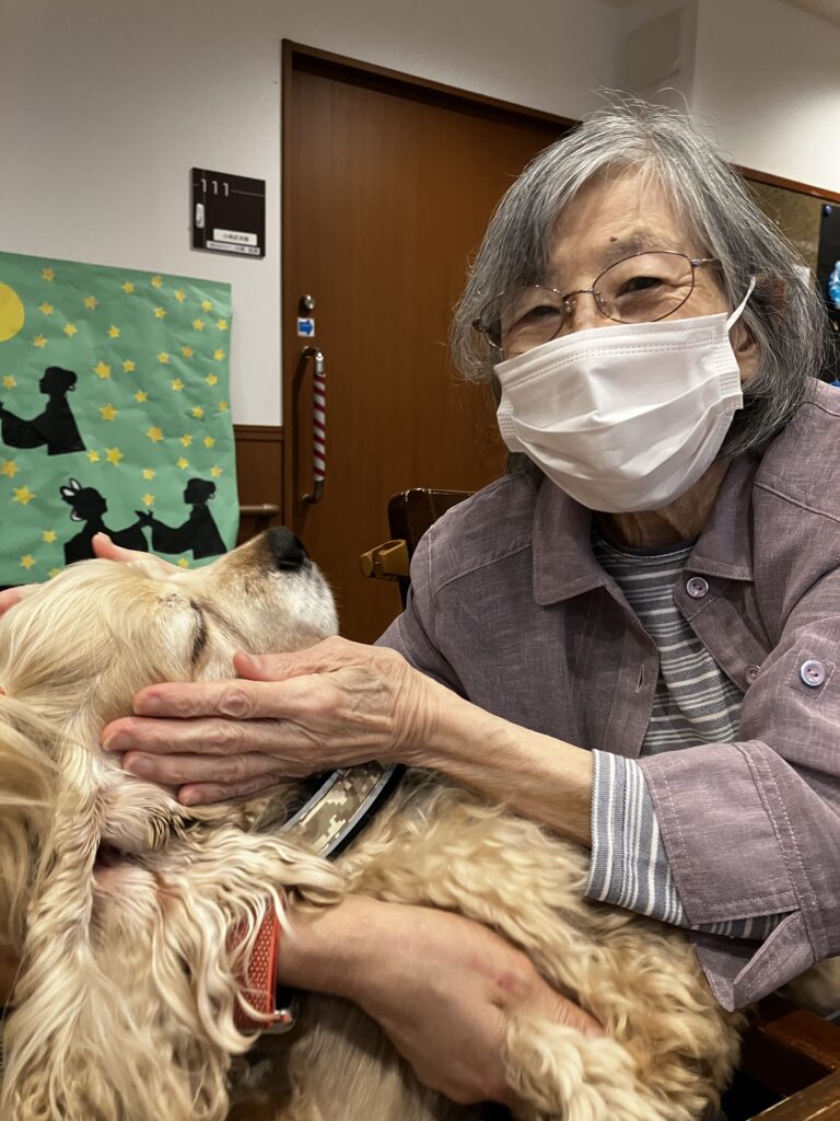 犬の顔を触る女性