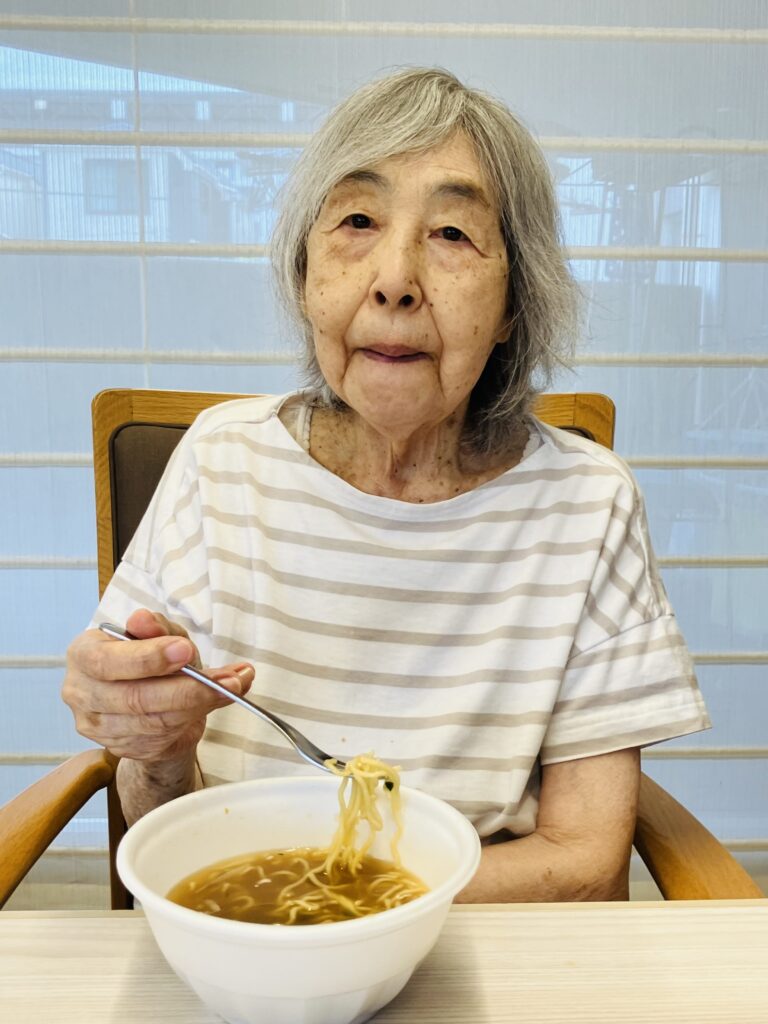 ラーメンを食べる女性