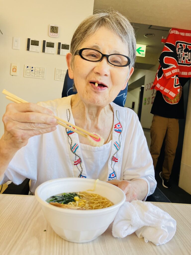 ラーメンを食べる女性