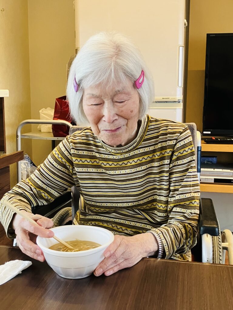 ラーメンを食べる女性