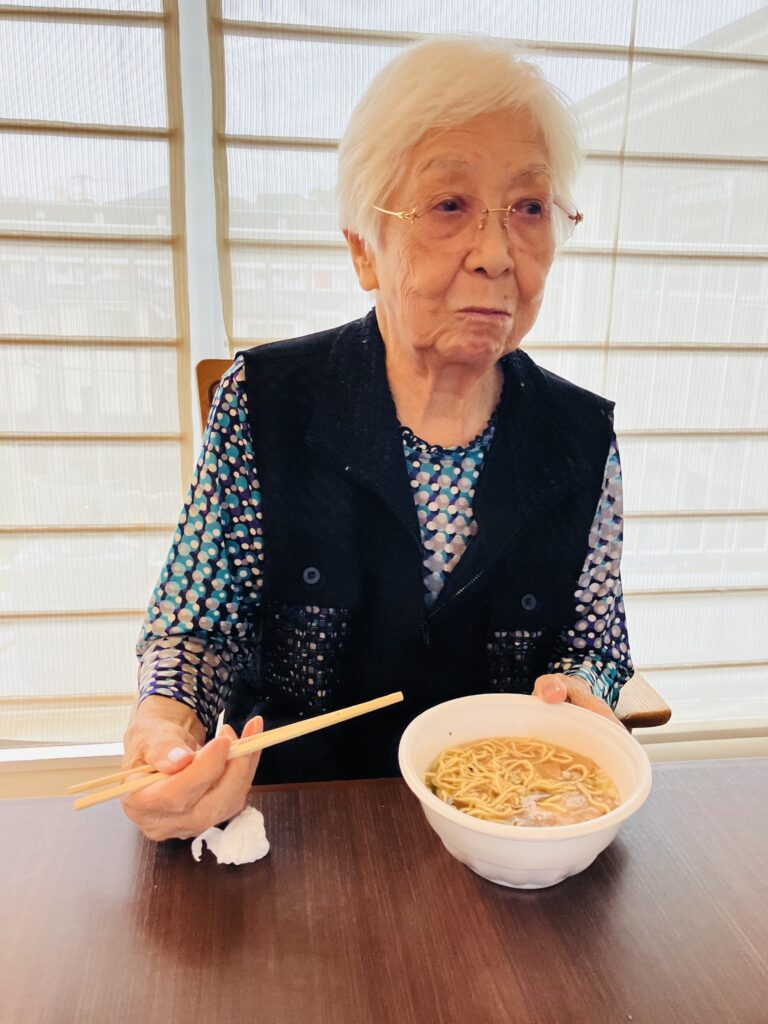 ラーメンを食べる女性