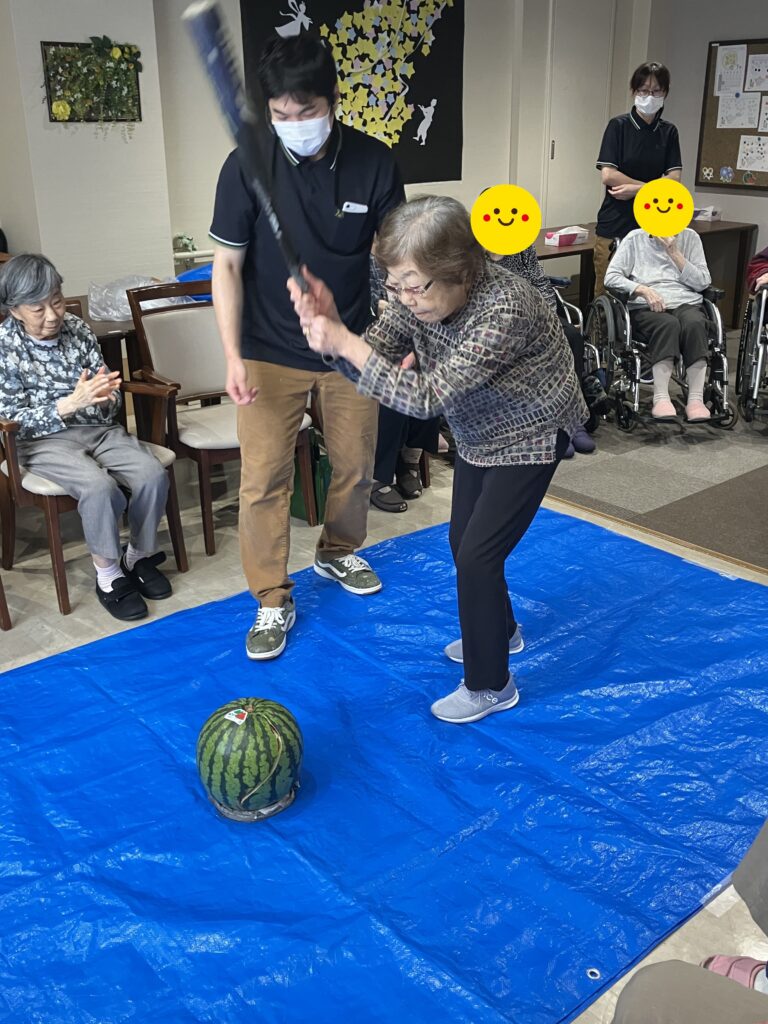 スイカ割する女性