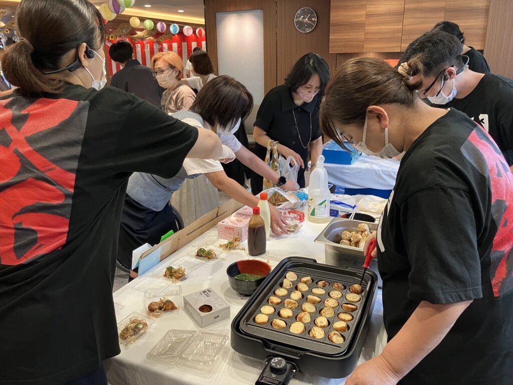 たこ焼きを焼く様子