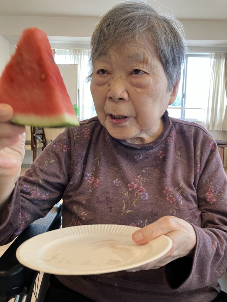 すいかを食べる女性