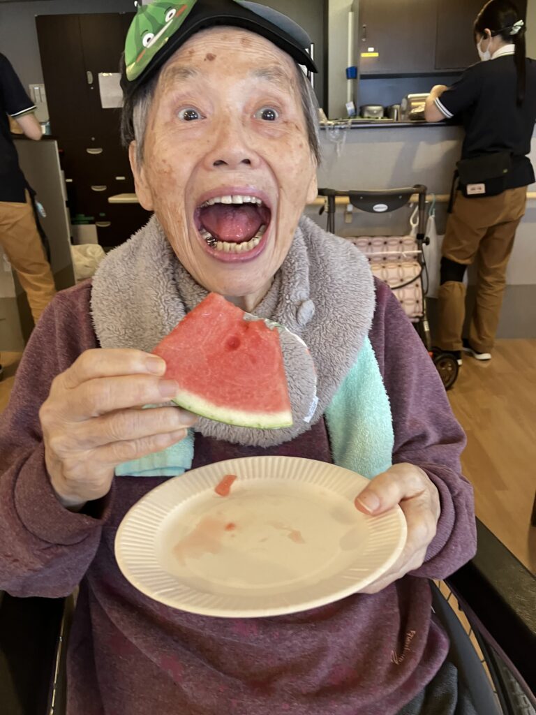 すいかを食べる女性