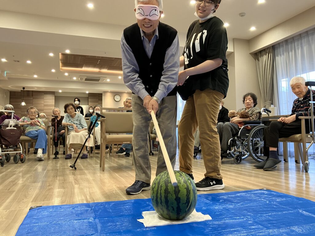 スイカ割りをする男性