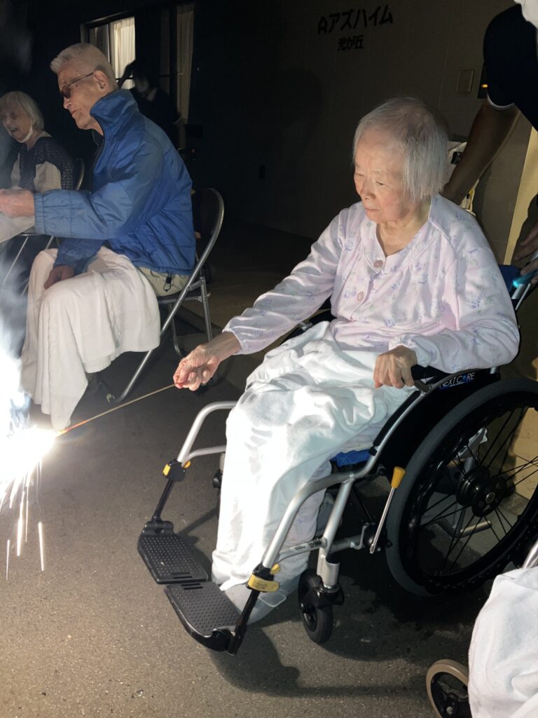 手持ち花火を持つ女性