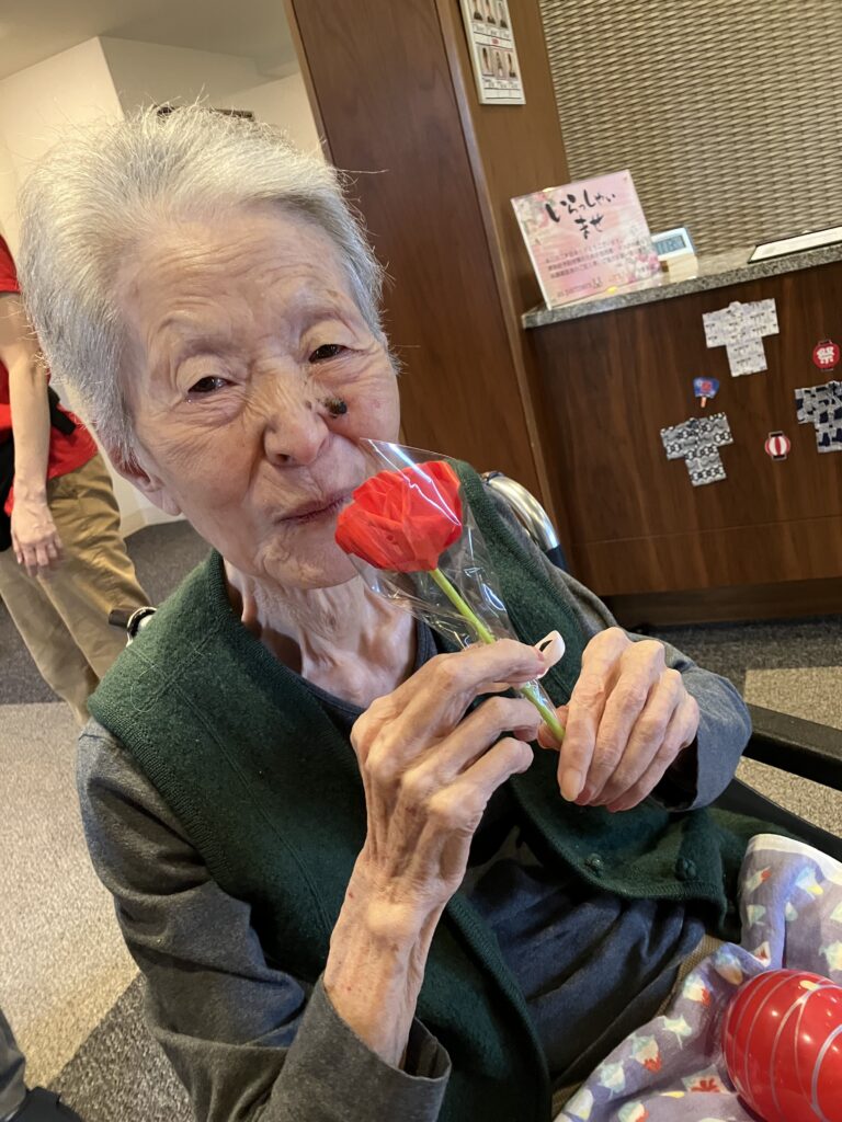 薔薇を持つ女性