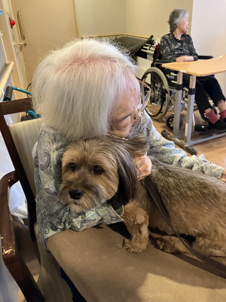 犬にほほを寄せる女性